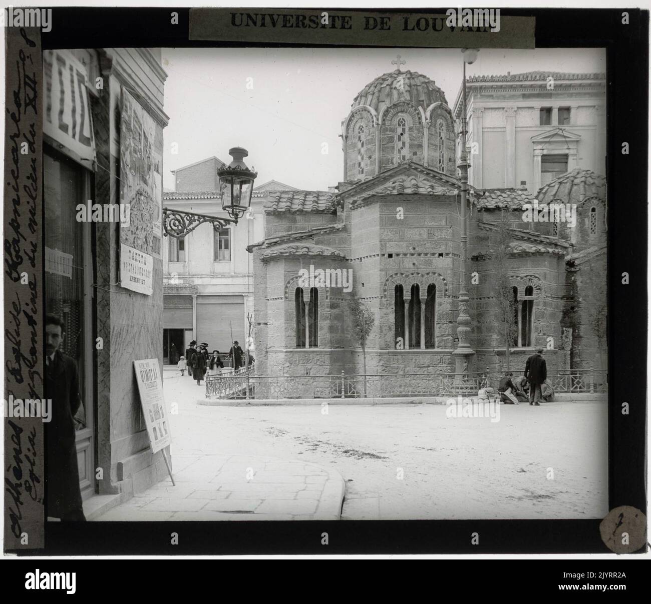L'église Panagia Kapnikarea, située à Athènes, en Grèce, est une église byzantine connue pour son importance architecturale. L'abside, ou abside semi-circulaire, constitue un élément clé de l'extérieur de l'église, renforçant son attrait religieux et esthétique. L'église est l'une des plus anciennes d'Athènes, datant du 11ème siècle. Il est dédié à la Vierge Marie et est admiré pour sa préservation de l'art byzantin et de l'architecture. Banque D'Images