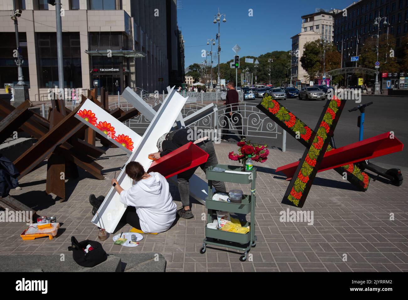 Des artistes peignent des barricades anti-tank de hérisson dans le centre de Kiev. Banque D'Images