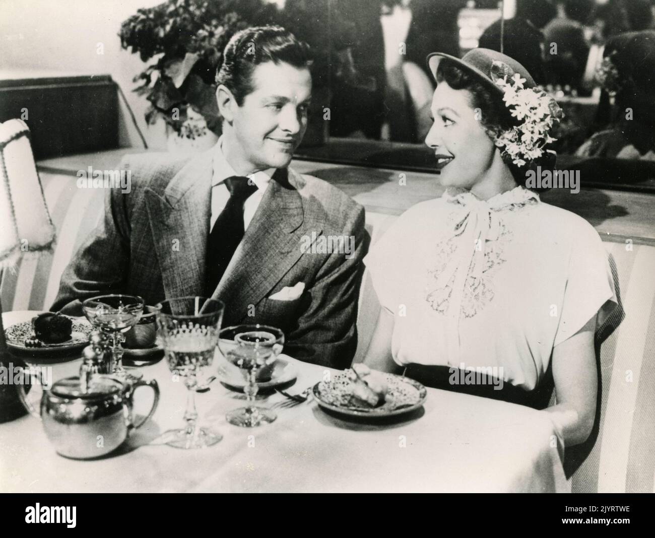 L'acteur américain Robert Cummings et l'actrice Loretta Young dans le film The accusés, USA 1949 Banque D'Images