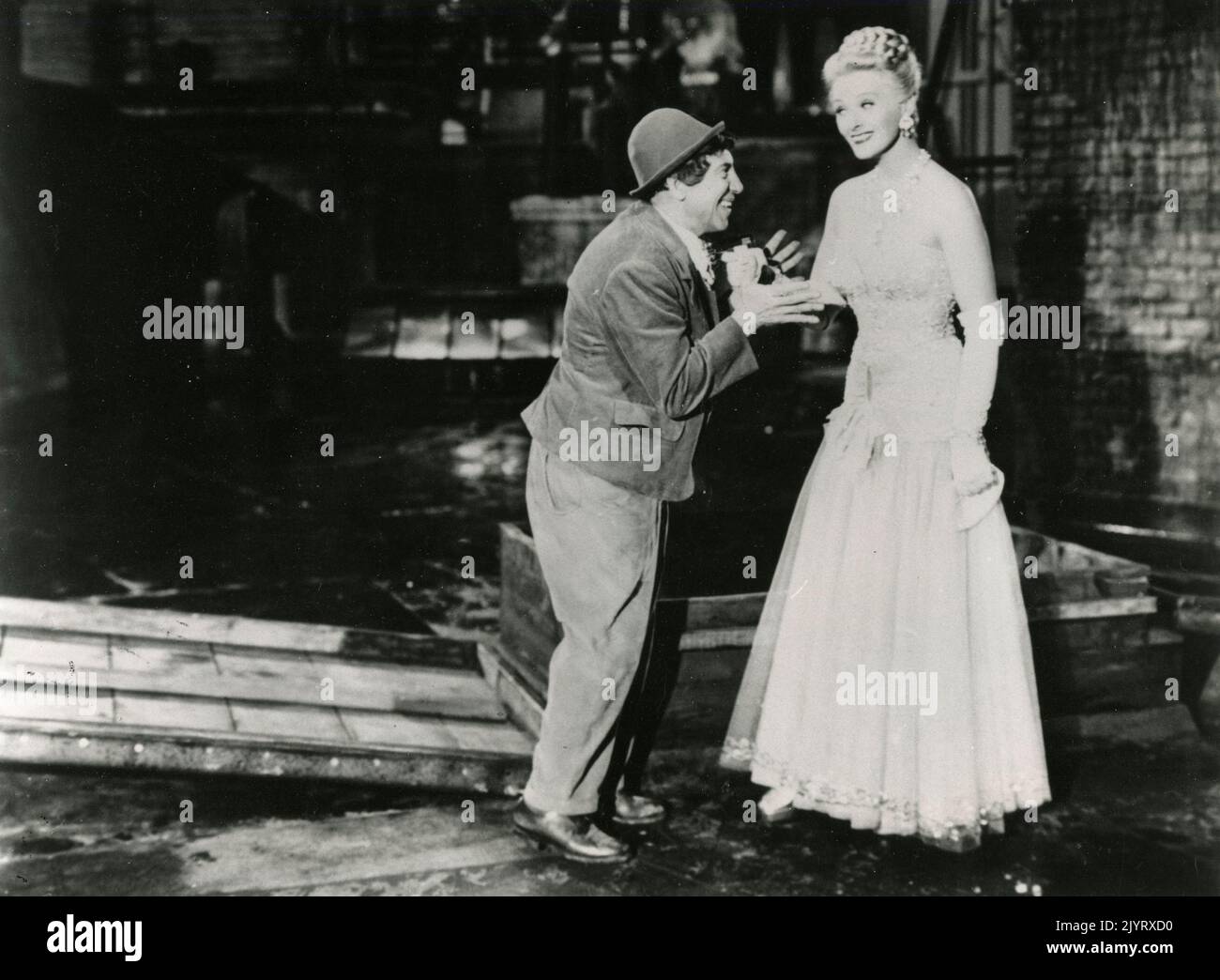 L'acteur et comédien américain Chico Marx et l'actrice Ilona Massey dans le film Love Happy, USA 1949 Banque D'Images