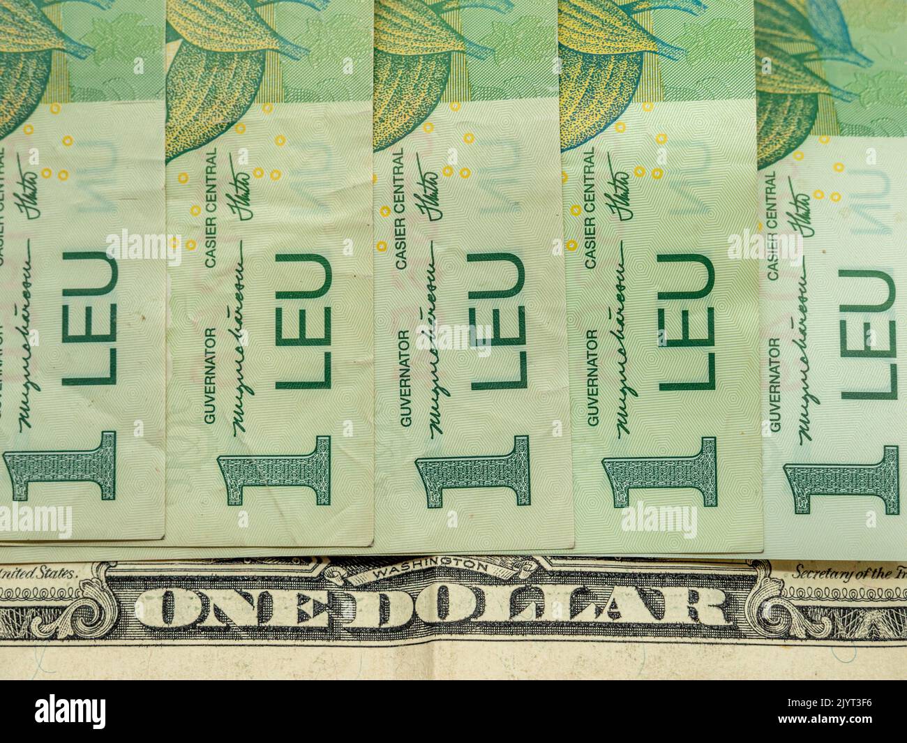 les bankotes du leu ron roumain et le concept de change du dollar Banque D'Images