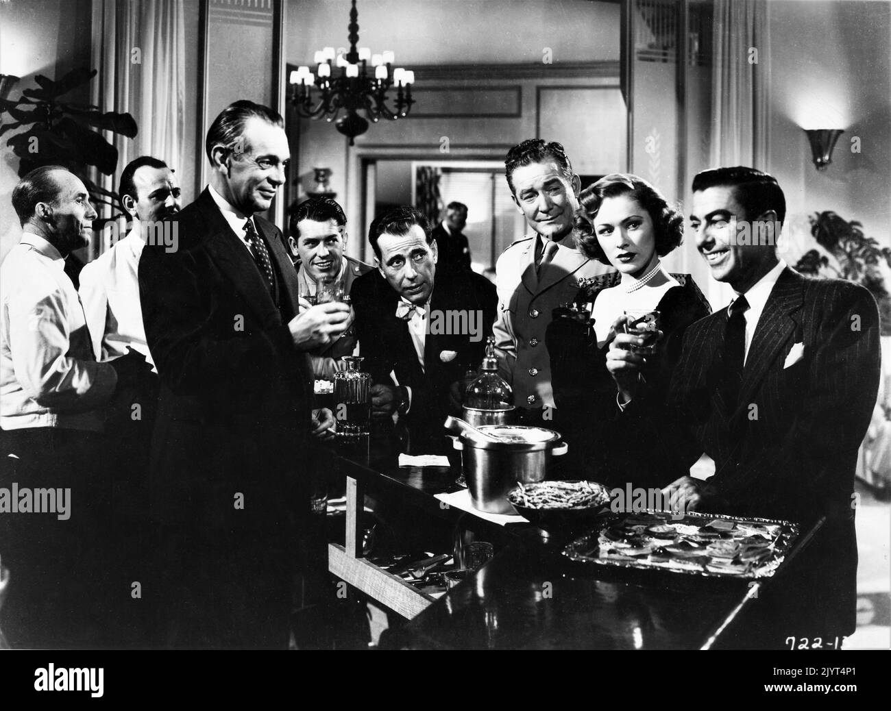 RAYMOND MASSEY HUMPHREY BOGART ELEANOR PARKER et RICHARD WHORF dans LA CHAÎNE ÉCLAIR 1950 réalisateur STUART HEISLER histoire ces nombreuses années par Lester Cole musique David Buttolph costume design Leah Rhodes Warner Bros. Banque D'Images