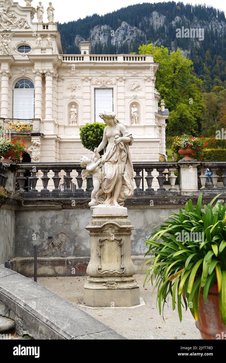 Château rococo à couper le souffle Linderhof construit par le roi bavarois Louis II dans les Alpes bavaroises par un soir ensoleillé de septembre (Ettal, Bavière) Banque D'Images