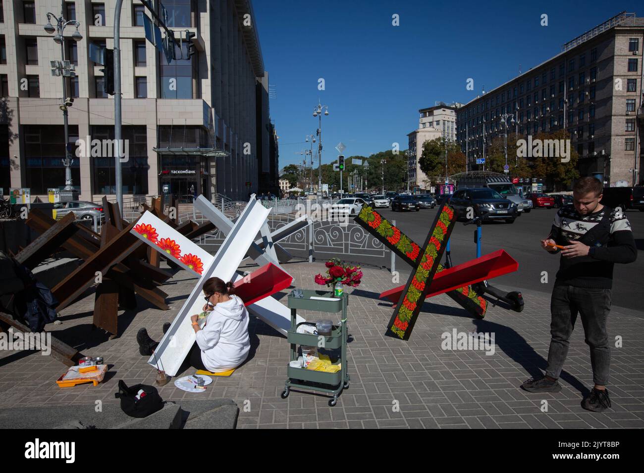 Kiev, Ukraine. 7th septembre 2022. Des artistes peignent des barricades anti-tank de hérisson dans le centre de Kiev. (Credit image: © Oleksii Chumachenko/SOPA Images via ZUMA Press Wire) Banque D'Images