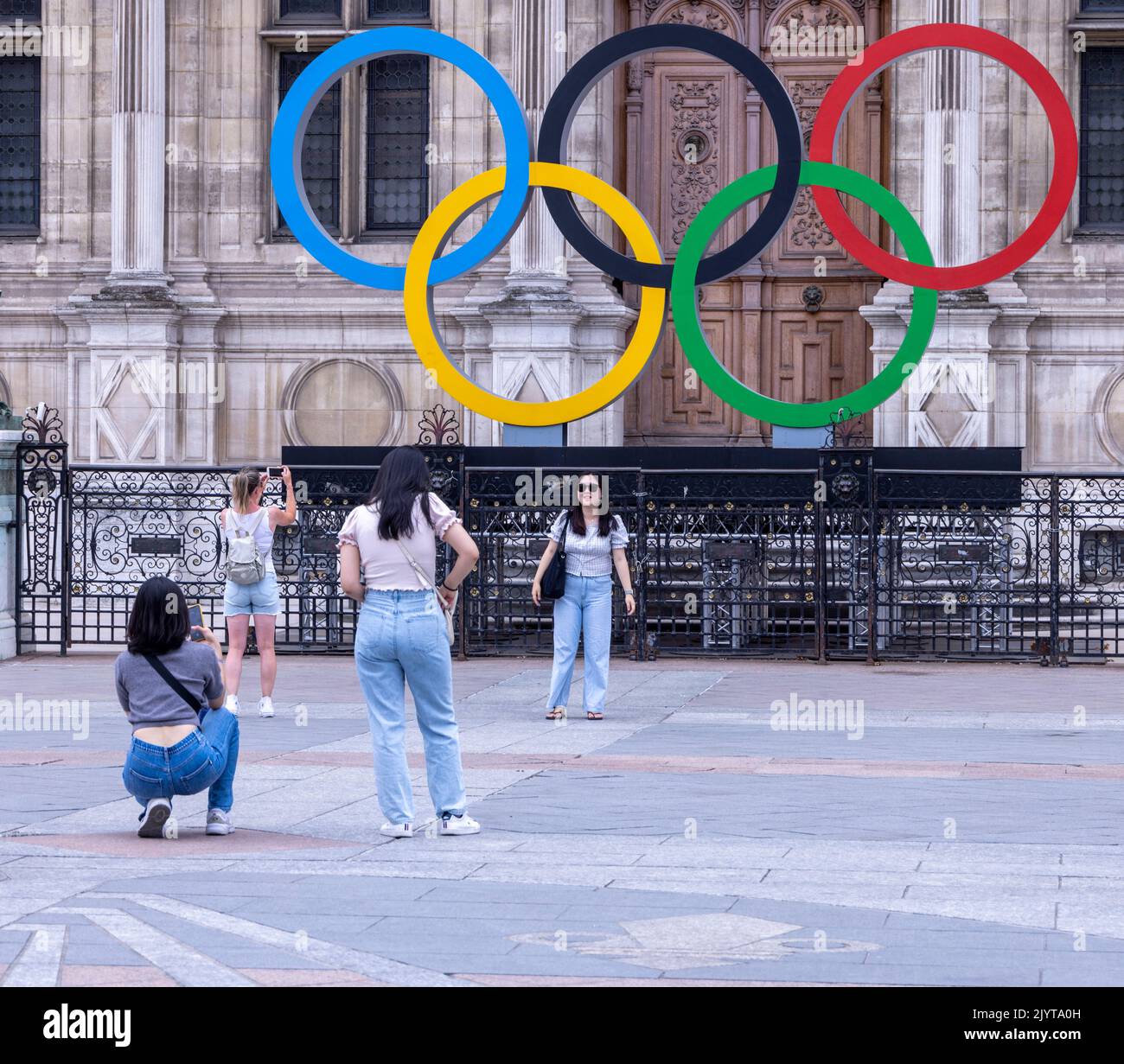 Touristes asiatiques prenant des photos devant le panneau des Jeux Olpymiques à l'Hôtel de ville, l'hôtel de ville de Paris, France Banque D'Images