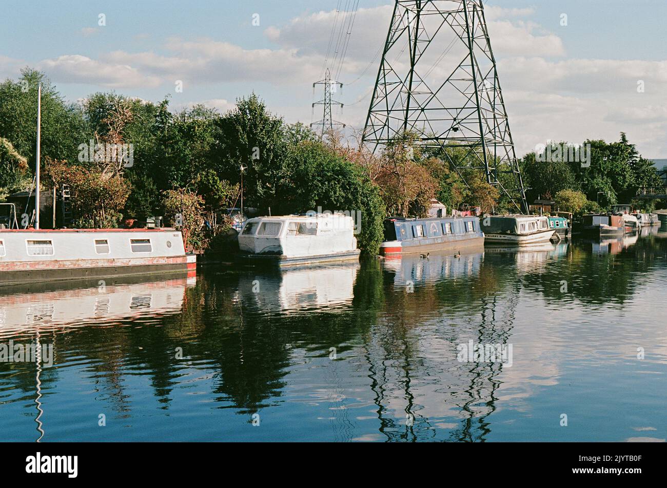 Bateaux le long de la rivière Lea sur les marais de Tottenham, dans le nord de Londres, en été Banque D'Images