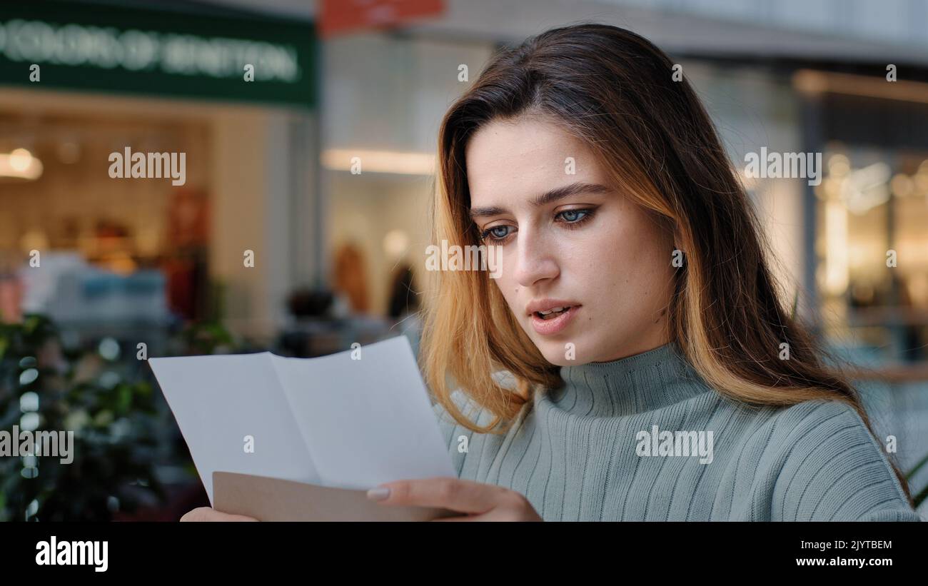 Jeune femme assise lit courrier Banque de photographies et d’images à