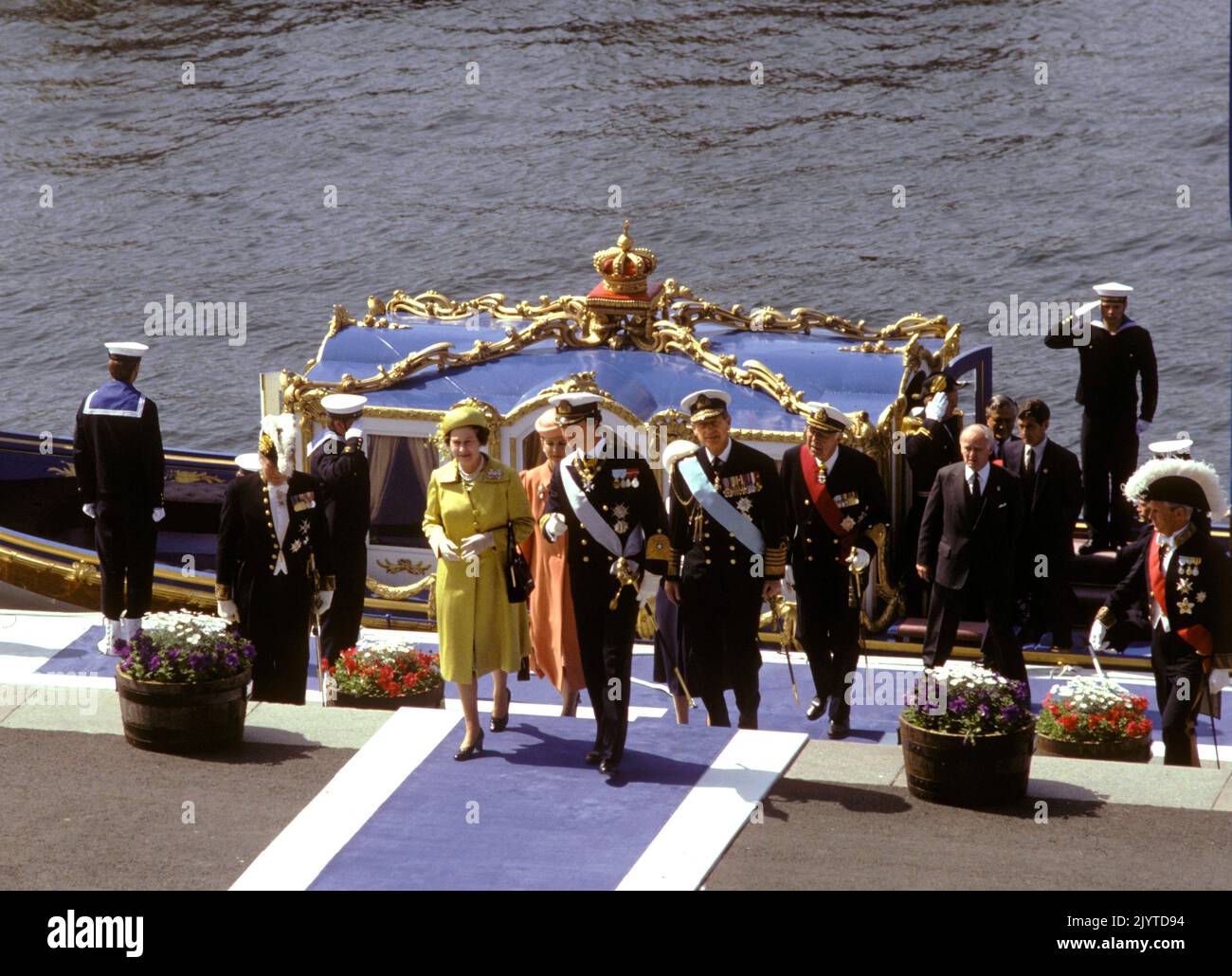 DOSSIER 1983-05-25 la reine Elizabeth II et le prince Philip de Grande-Bretagne sont accueillis par le couple royal suédois, le roi Carl XVI Gustaf la reine Silvia, Le Prince Bertil et la princesse Lilian au quai de Strom devant le Grand Hôtel après un voyage avec la sloop royale suédoise Vasa Order lors de l'arrivée du couple royal britannique à Stockholm, Suède, le 25 mai 1983. Le couple royal britannique est en Suède lors d'une visite officielle de quatre jours du 25 au 28 mai. Photo: Hans T Dahlskog / TT / Code: 1003 Banque D'Images