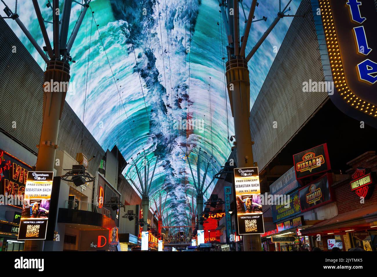 Un toit de moniteurs LED au-dessus de Fremont Street à Las Vegas montrant des images de paysage. Banque D'Images