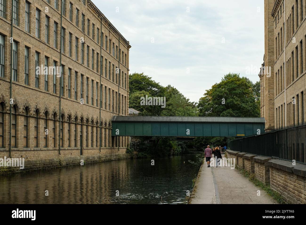 Promenade en bord de canalside à Saltair dans le West Yorkshire, Royaume-Uni. Banque D'Images