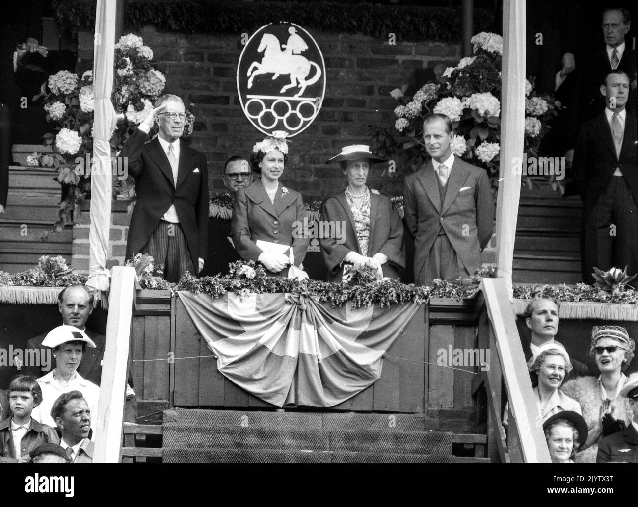 Le roi de Suède Gustaf VI Adolf, la reine Elizabeth II, la reine Louise (Lady Louise Mountbatten) et son neveu le prince Philip lors de l'inauguration des jeux équestres olympiques en juin 1956 qui auront lieu à Stockholm en raison des règlements de quarantaine rigoureux en Australie.photo: Pressens Bild / TT / Code: 190 Banque D'Images