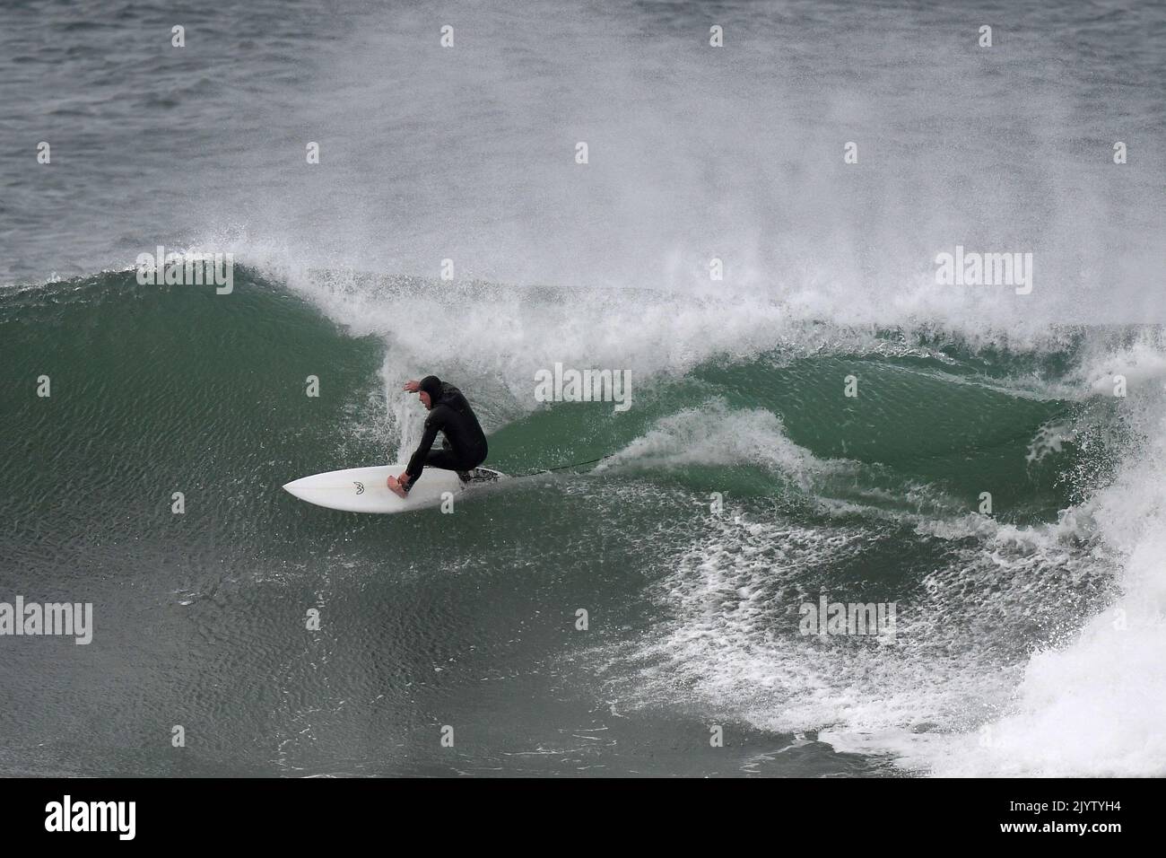 Les surfeurs profitent de la grande houle à Sandon point à Wollongong, mercredi, 25 août 2021. Un avertissement de conditions météorologiques extrêmes a été émis pour les vents nuisibles et les vagues nuisibles pour les régions métropolitaines, Illawarra et de la côte sud de Sydney. (AAP image/Dean Lewins) PAS D'ARCHIVAGE ** USAGE STRICTEMENT ÉDITORIAL SEULEMENT ** Banque D'Images