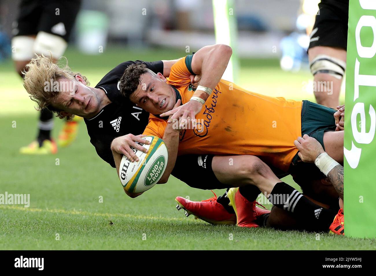 Tom Banks of the Wallabies marque un essai sous la pression de Damian McKenzie of the All Blacks lors du match 3 de la coupe Bledisloe de l'Union de rugby entre les Wallabies d'Australie et les All Blacks de Nouvelle-Zélande au stade Optus à Perth, dimanche, 5 septembre 2021. (AAP IMAGE/RICHARD WAINWRIGHT) PAS D'ARCHIVAGE, USAGE ÉDITORIAL SEULEMENT ** USAGE STRICTEMENT ÉDITORIAL SEULEMENT, PAS D'UTILISATION COMMERCIALE, PAS DE LIVRES ** Banque D'Images