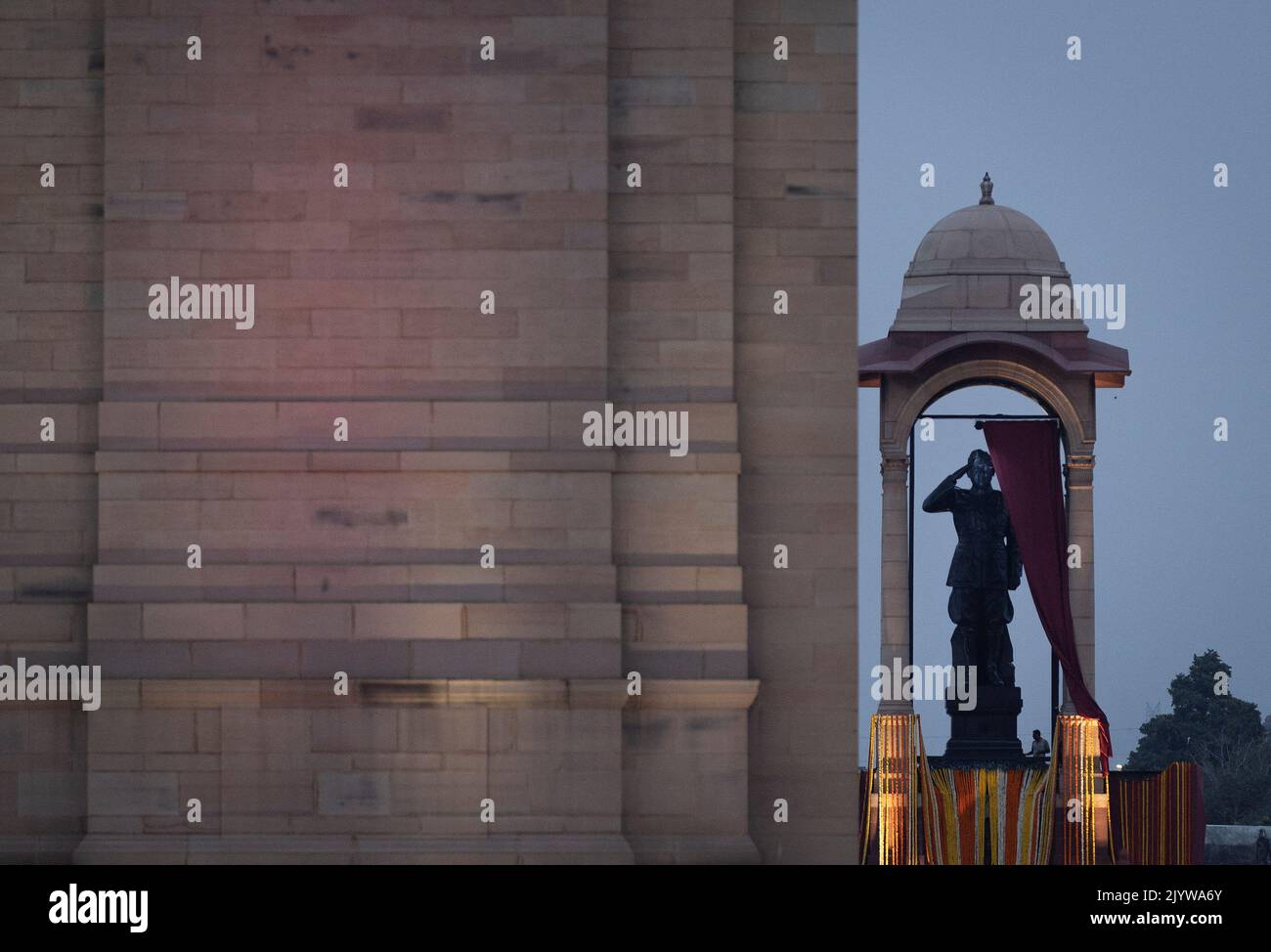 Un homme se tient à côté de la statue du défenseur de la liberté Subhas Chandra Bose avant le dévoilement de la statue par le Premier ministre Narendra Modi à New Delhi, Inde, 8 septembre 2022. REUTERS/Adnan Abidi Banque D'Images