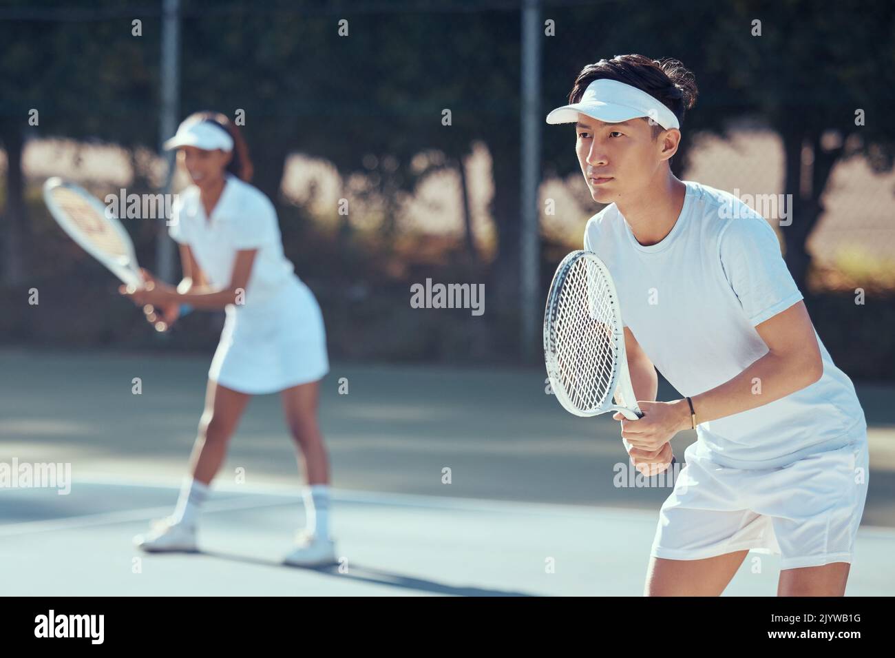 Entraînement par équipe de joueurs de tennis pour la compétition sportive sur le terrain, travail d'équipe pour la motivation dans le but sportif et l'action en collaboration. Athlète en bonne santé Banque D'Images