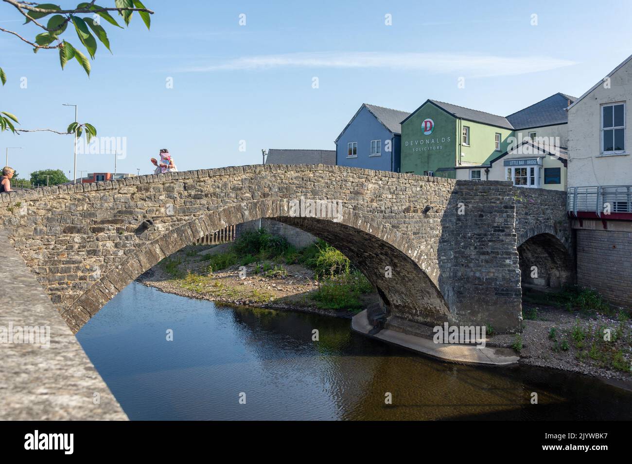 The Old Bridge Over River Ogmore, Bridgend (Pen-y-bont ar Ogwr), Bridgend County Borough, pays de Galles (Cymru), Royaume-Uni Banque D'Images