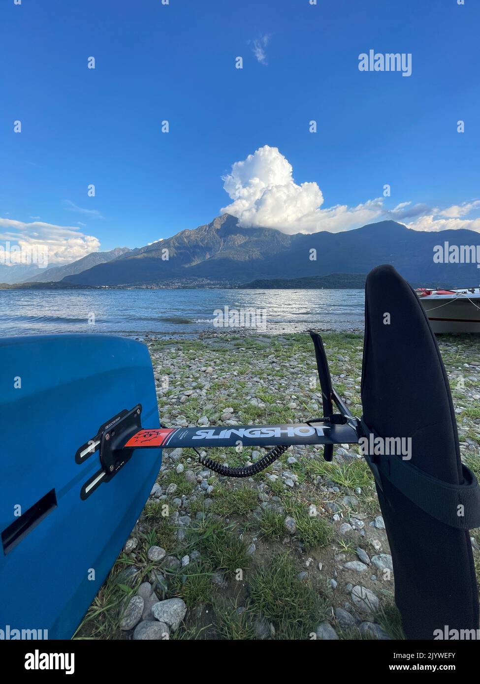 Une planche à voile de l'aile se trouve au lac de Côme Banque D'Images