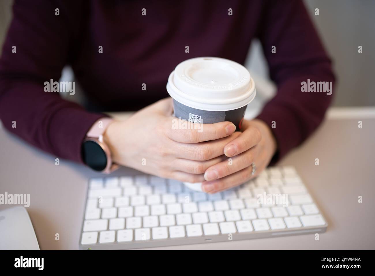 Les mains de la femme tiennent le mug à café Banque D'Images