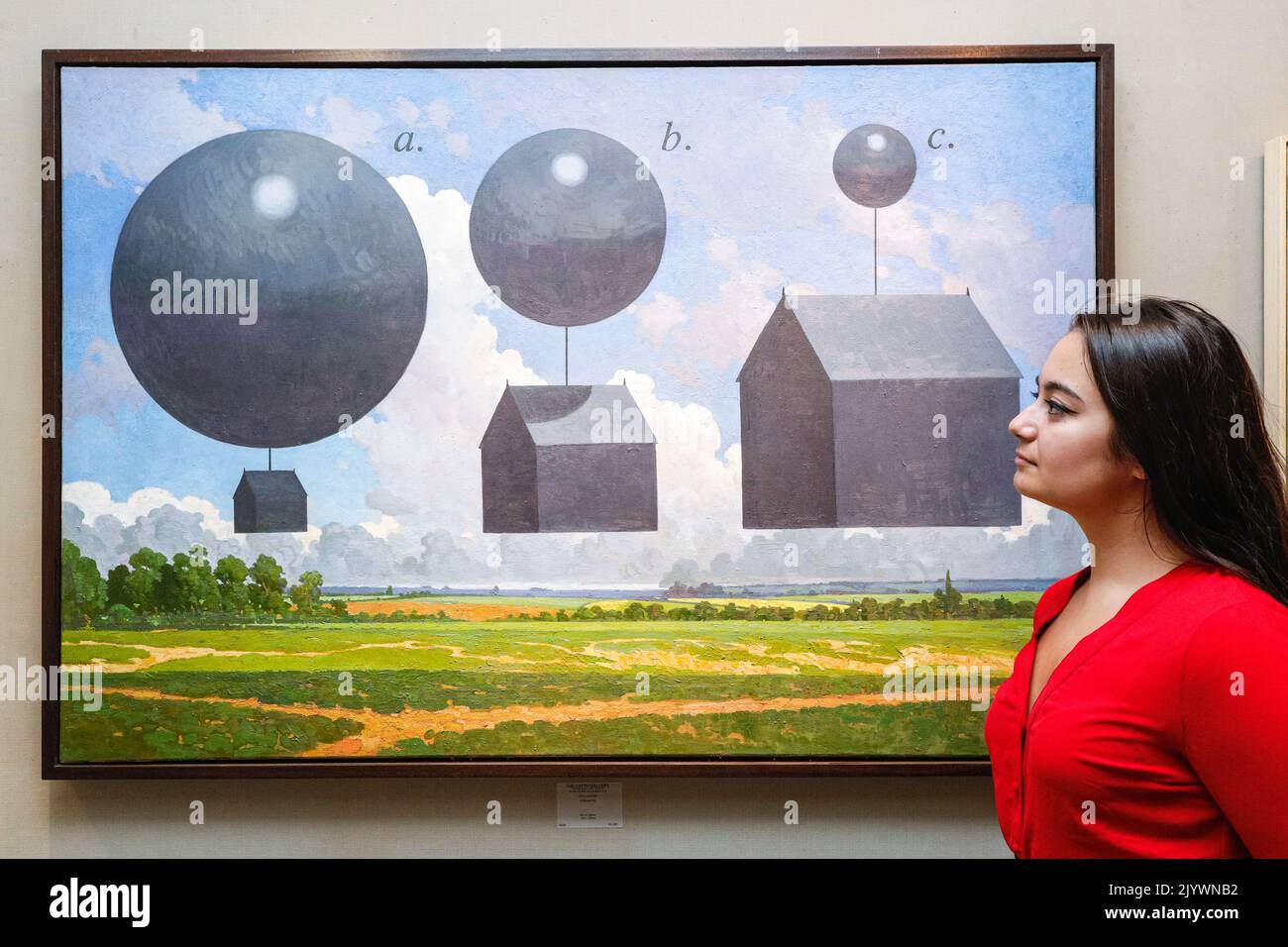 Londres, Royaume-Uni. 08th septembre 2022. Le personnel pose avec un « ciel meurtri ». Paul Slater, illustrateur et artiste britannique bien connu, revient pour son premier spectacle solo après 8 ans. Sa nouvelle collection d'œuvres inédites sera exposée à la Catto Gallery de Londres jusqu'au 26th septembre. Credit: Imagetraceur/Alamy Live News Banque D'Images