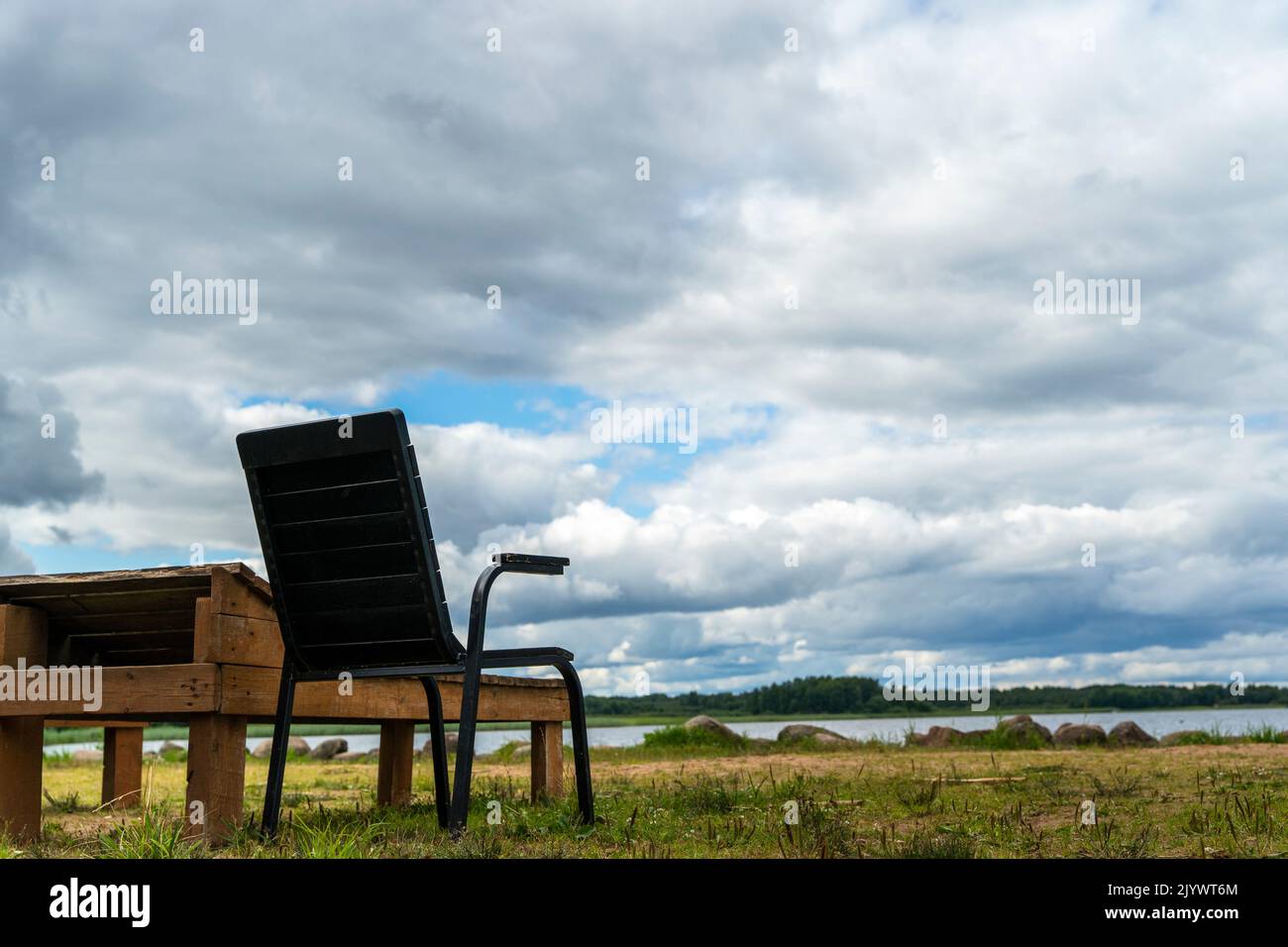 chaises longues et chaises longues en bois sur la plage de sable du lac. Banque D'Images