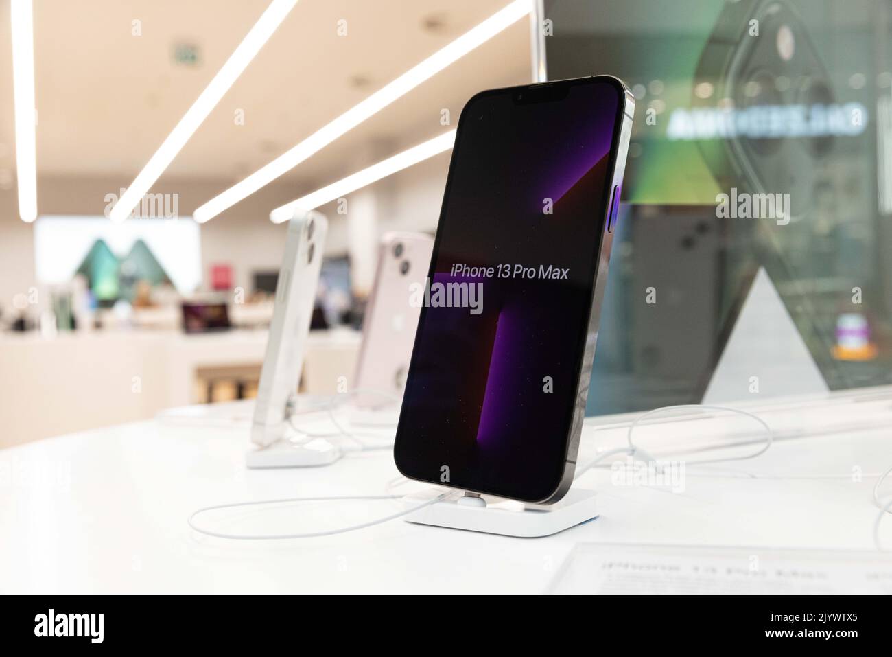 L'iPhone 13 Pro Max d'Apple est exposé à l'intérieur d'un magasin d ...
