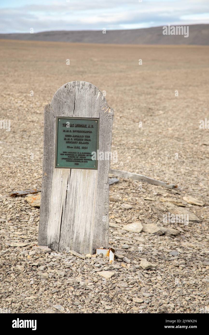 Île Beechy, Nunavut, Canada - 22 août 2022 : tombe de Thomas Morgan sur l'île Beechy sur Erebus et la baie Terror, île Devon, Nunavut, Canada. Banque D'Images