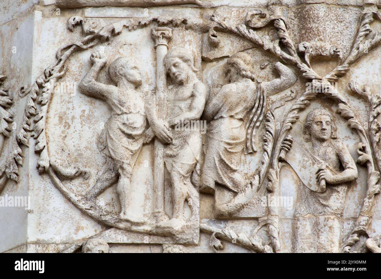 La passion : la flagellation du Christ à la colonne - Bas-relief du pilier 3th (Nouveau Testament) - façade de la cathédrale d'Orvieto - Ombrie - Italie Banque D'Images