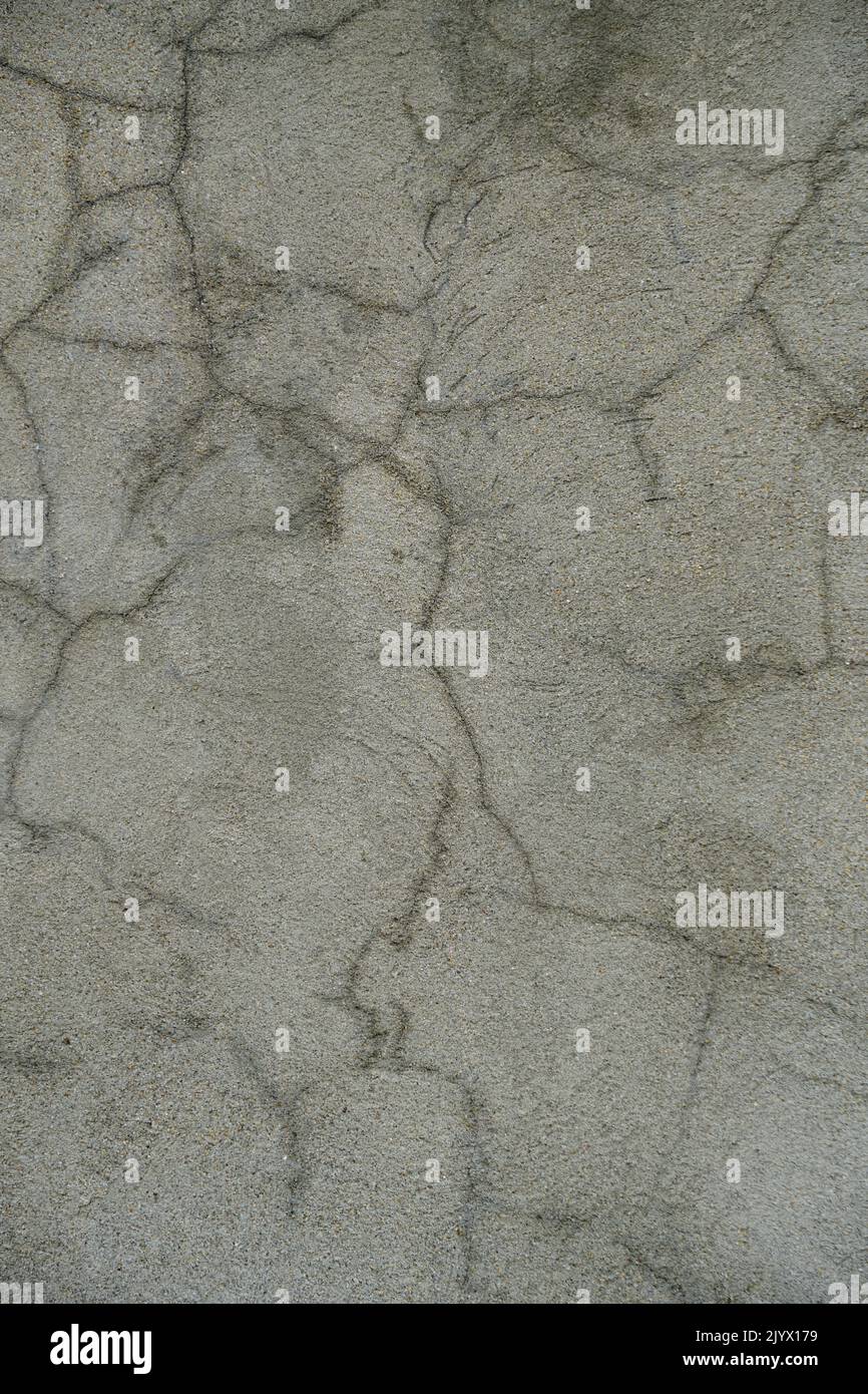 Texturer la surface en béton avec des fissures après la pénétration d'humidité Banque D'Images