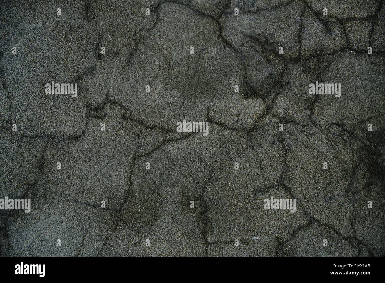 Texturer la surface en béton avec des fissures après la pénétration d'humidité Banque D'Images