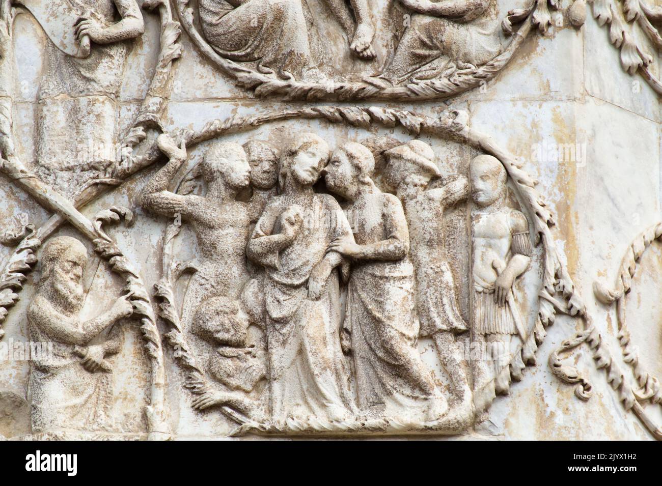 Judas Iscariot trahit Jésus - Bas-relief du pilier 3th (histoires du Nouveau Testament) - façade de la cathédrale d'Orvieto - Ombrie - Italie Banque D'Images