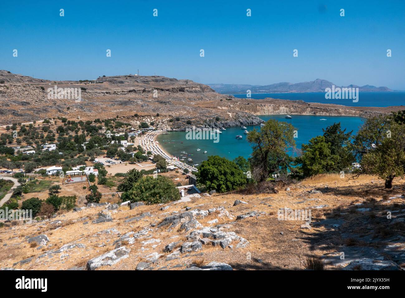 Belle vue sur la plage de Lindos sur l'île de Rhodes, en Grèce. Photo de haute qualité Banque D'Images