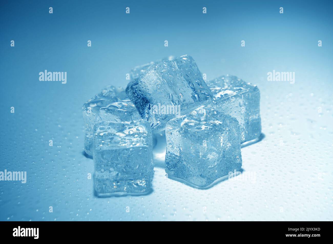 Les morceaux de glace bleue sont recouverts de gouttelettes d'eau Banque D'Images