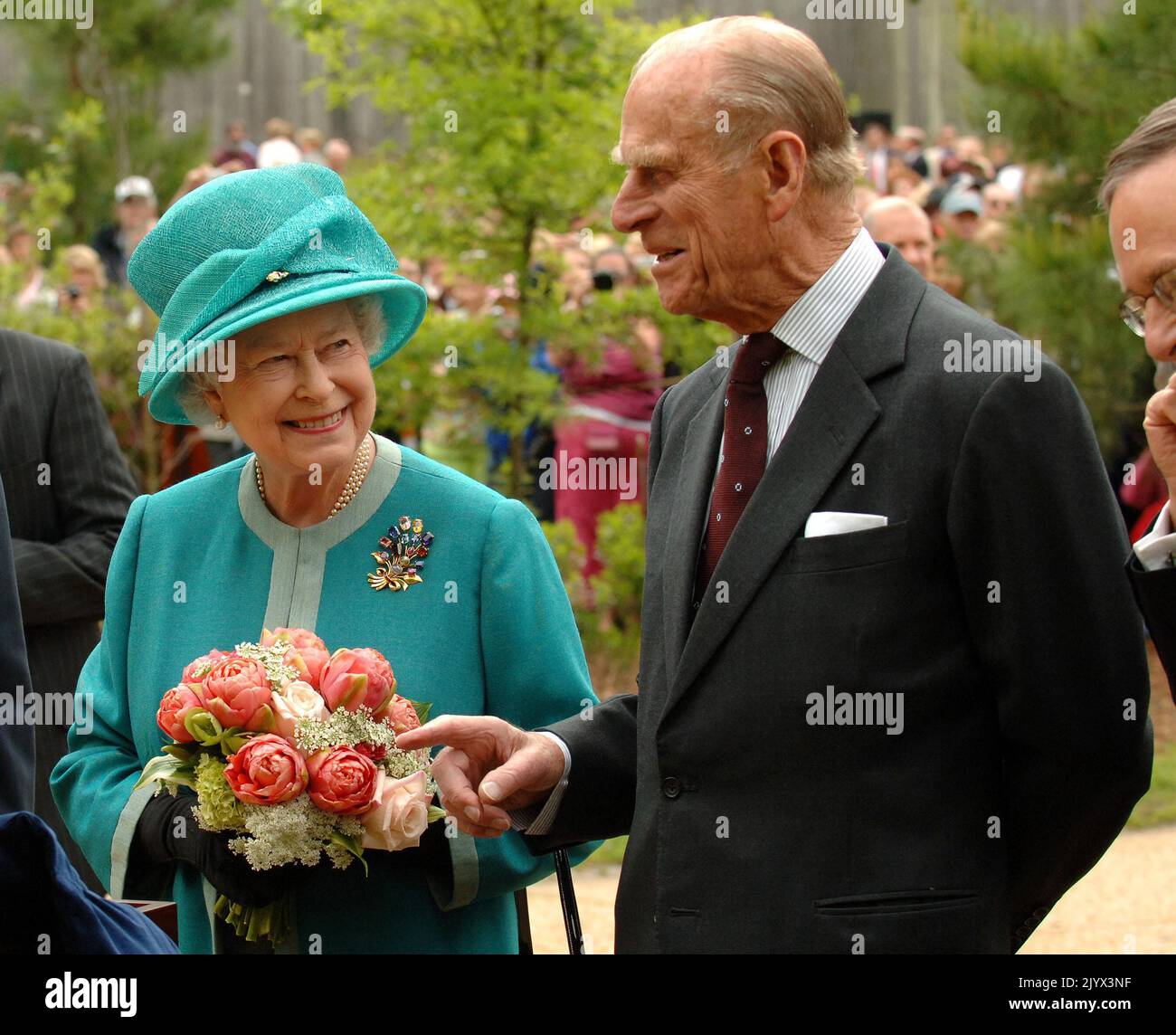 Photo du dossier datée du 04/05/2007 de la reine Elizabeth II et du duc d'Édimbourg, lors d'une visite à la colonie du fort à Jamestown, en Virginie, le deuxième jour de sa visite d'État aux États-Unis. La Reine est décédée pacifiquement à Balmoral cet après-midi, a annoncé Buckingham Palace. Date de publication : jeudi 8 septembre 2022. Banque D'Images