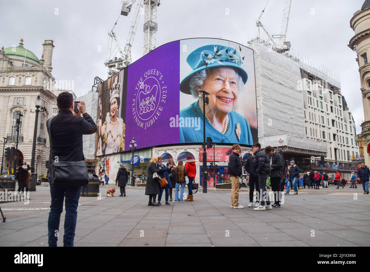 Londres, Royaume-Uni 6th février 2022.Les écrans Piccadilly Lights de Piccadilly Circus marquent le Jubilé platine de la Reine.La reine Elizabeth II est le premier monarque britannique à célébrer 70 ans de service, avec des événements prévus tout au long de l'année.Credit: Vuk Valcic / Alamy Live News Banque D'Images