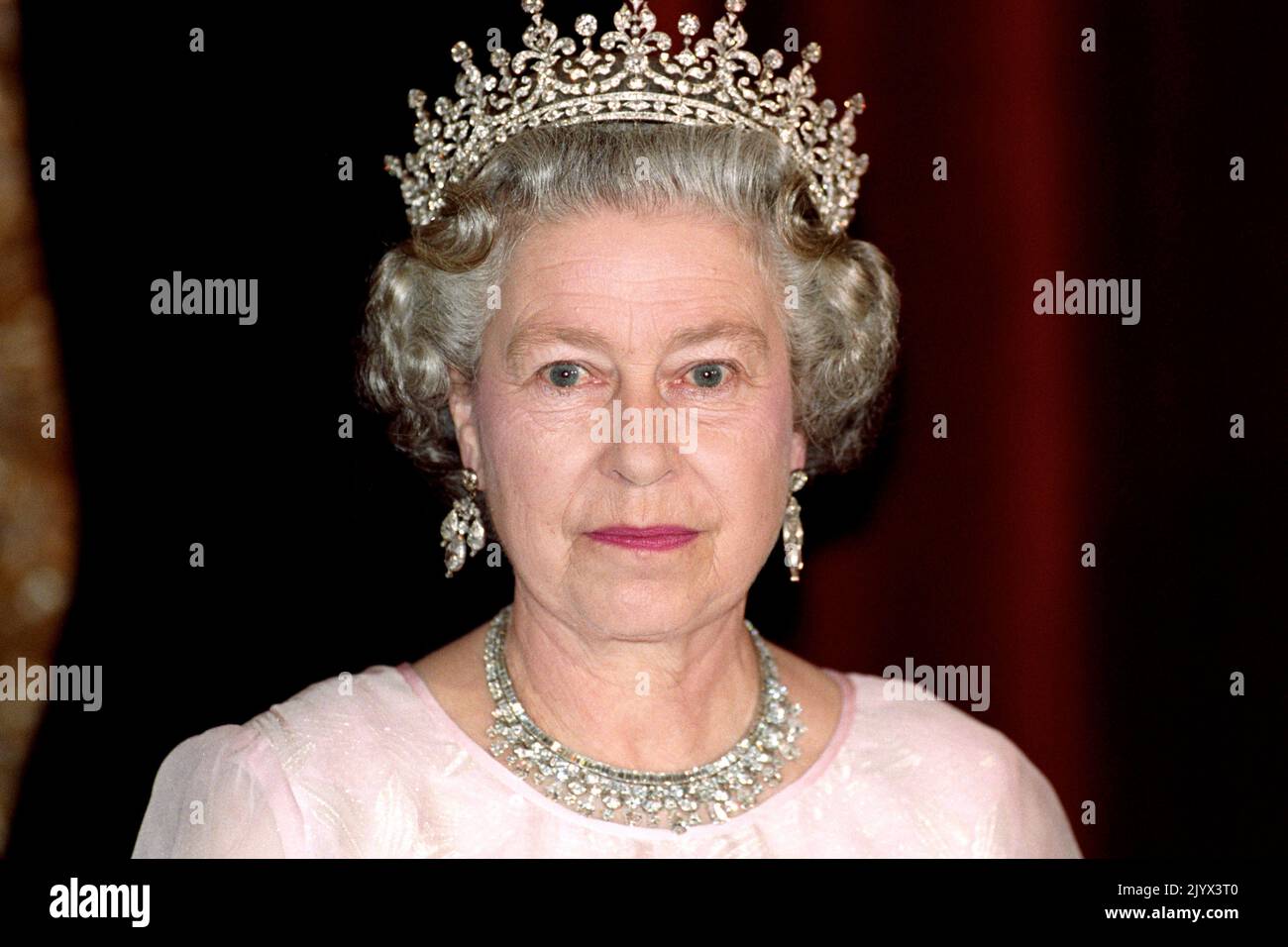 Photo du dossier datée du 04/05/93 de la reine Elizabeth II lors d'un banquet d'État au Parlement de Budapest lors de sa visite d'État en Hongrie. La Reine est décédée pacifiquement à Balmoral cet après-midi, a annoncé Buckingham Palace. Date de publication : jeudi 8 septembre 2022. Banque D'Images