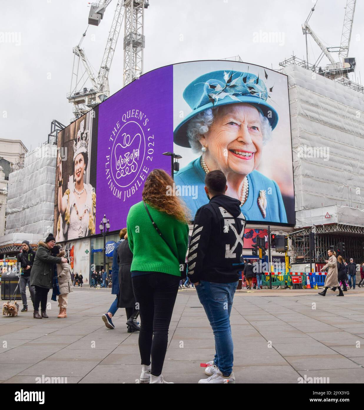 Londres, Royaume-Uni 6th février 2022.Les écrans Piccadilly Lights de Piccadilly Circus marquent le Jubilé platine de la Reine.La reine Elizabeth II est le premier monarque britannique à célébrer 70 ans de service, avec des événements prévus tout au long de l'année.Credit: Vuk Valcic / Alamy Live News Banque D'Images