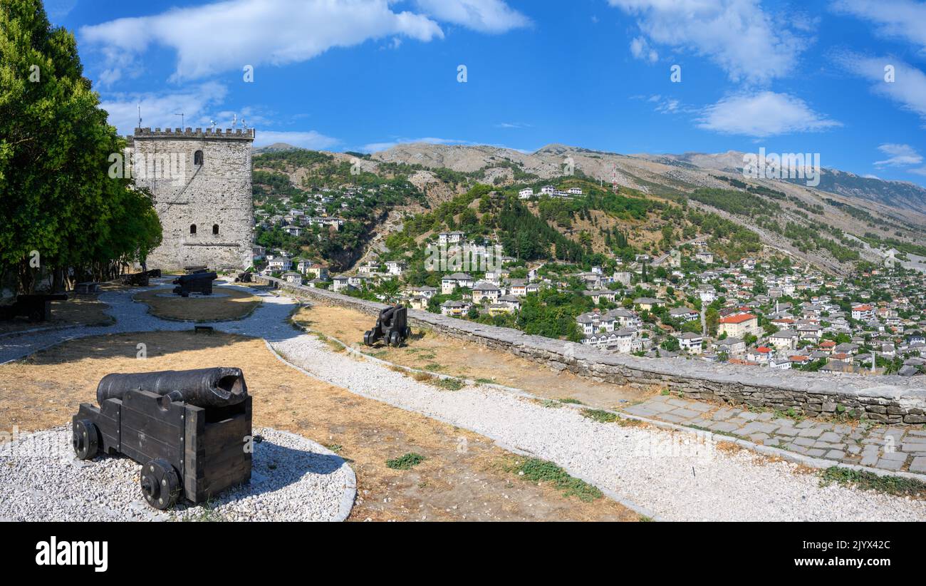 Vue depuis les murs du château de Gjirokastra donnant sur la ville, Gjirokastra (Gjirokaster), Albanie Banque D'Images