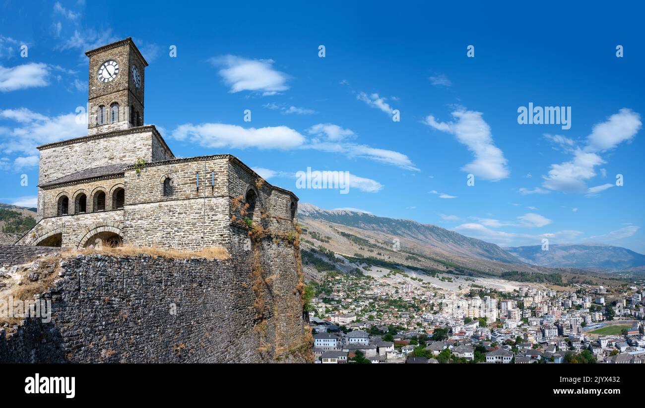 Vue depuis les murs du château de Gjirokastra donnant sur la ville, Gjirokastra (Gjirokaster), Albanie Banque D'Images