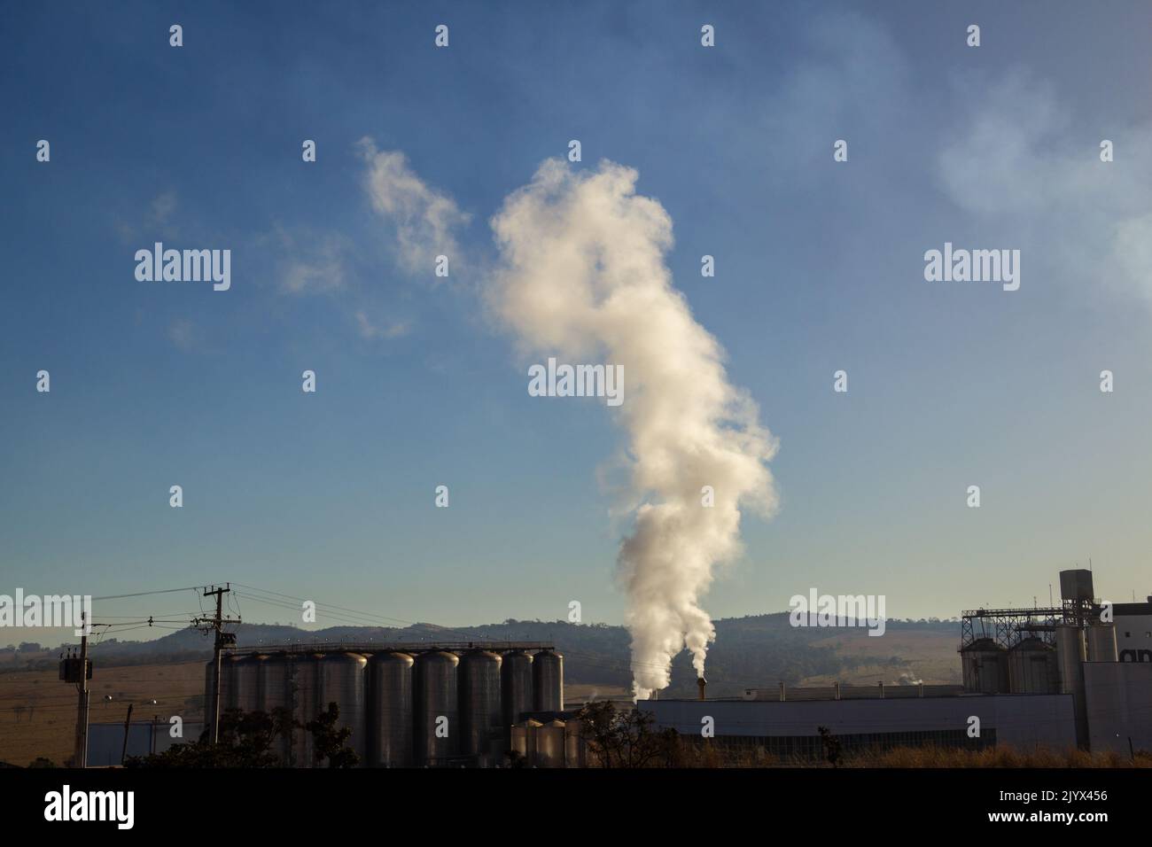 Goias, Brésil – 25 décembre 2021 : fumée sortant de la cheminée de l'usine. Pollution de l'air due à la fumée sortant des cheminées d'usine. Banque D'Images