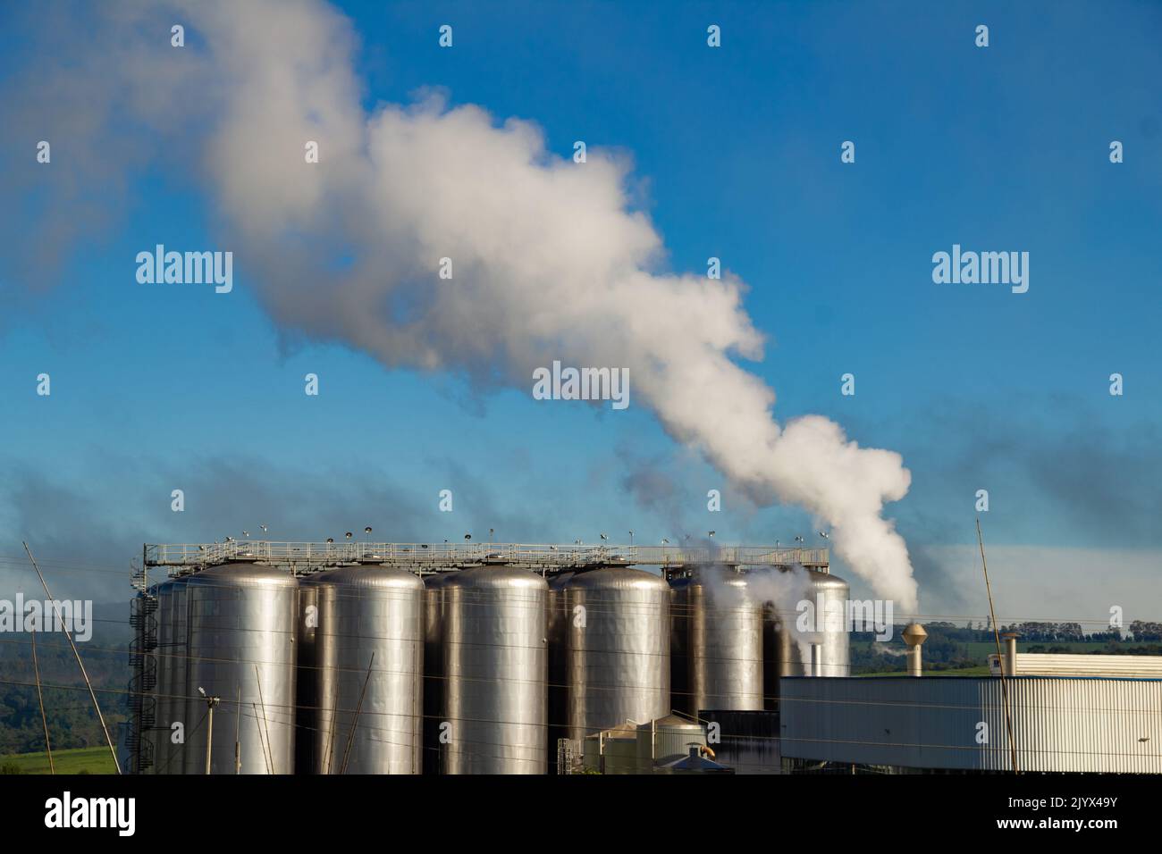 Goias, Brésil – 25 décembre 2021 : fumée sortant de la cheminée de l'usine. Pollution de l'air due à la fumée sortant des cheminées d'usine. Banque D'Images