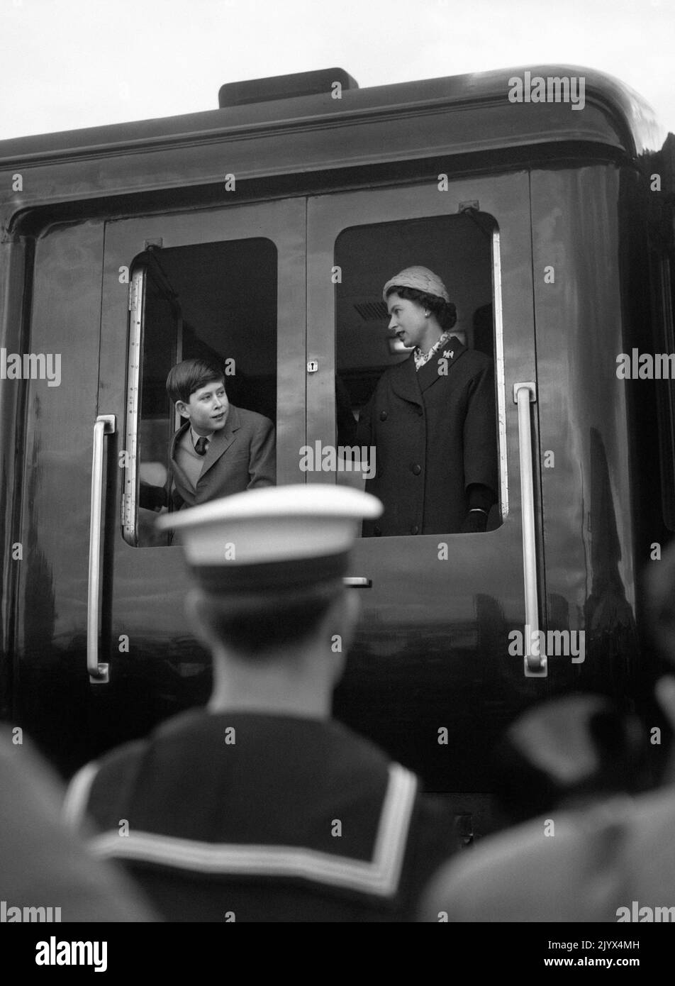 Photo du dossier datée du 29/04/1959 du Prince Charles avec la reine Elizabeth II quittant Weymouth dans le train royal après leur visite au porte-avions HMS Eagle. La Reine est décédée pacifiquement à Balmoral cet après-midi, a annoncé Buckingham Palace. Date de publication : jeudi 8 septembre 2022. Banque D'Images