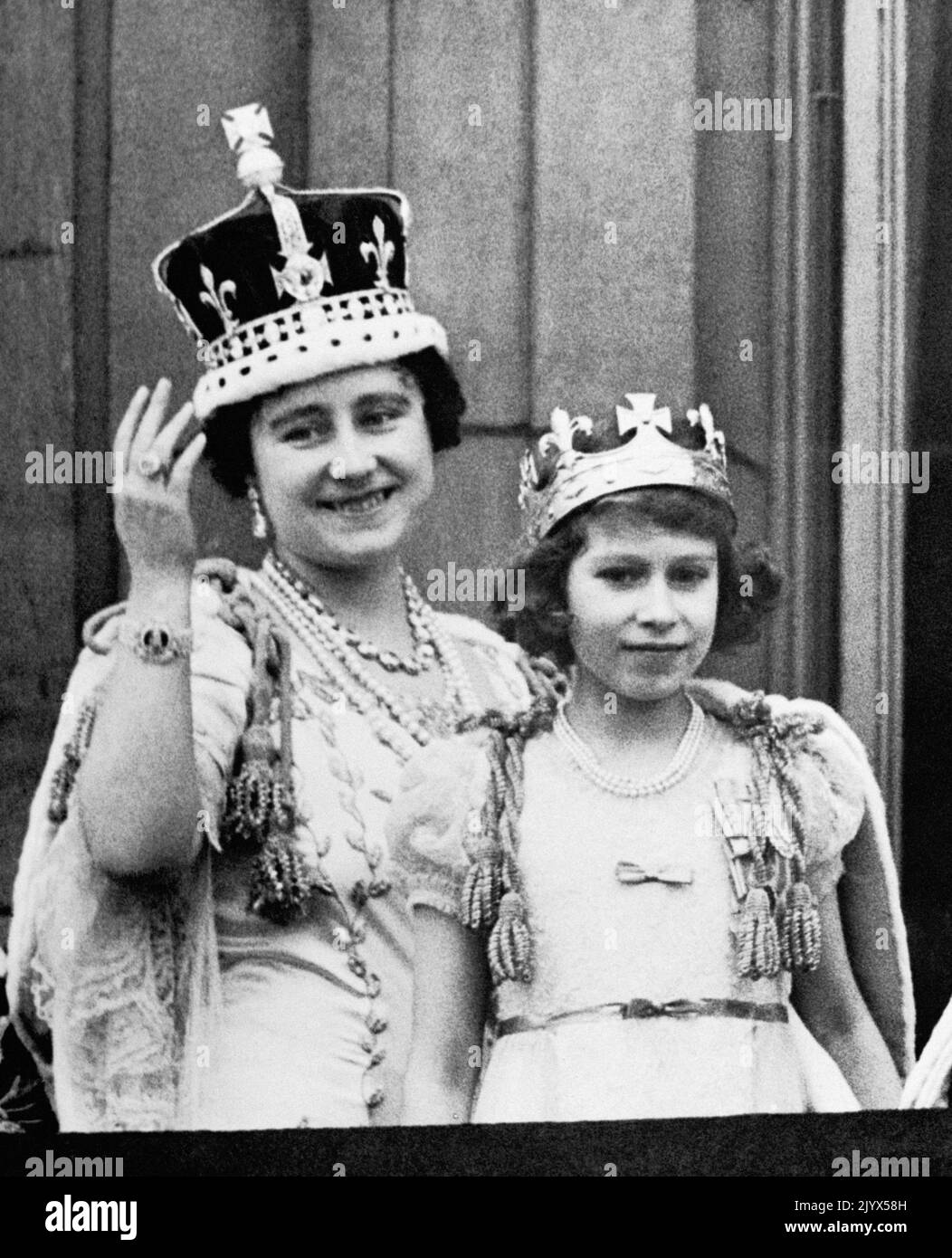 Photo du dossier datée du 12/05/1937 de la reine Elizabeth (la reine mère) avec sa fille aînée la princesse Elizabeth (plus tard la reine Elizabeth II) sur le balcon du palais de Buckingham, après le couronnement du roi George VI La Reine est décédée pacifiquement à Balmoral cet après-midi, a annoncé Buckingham Palace. Date de publication : jeudi 8 septembre 2022. Banque D'Images