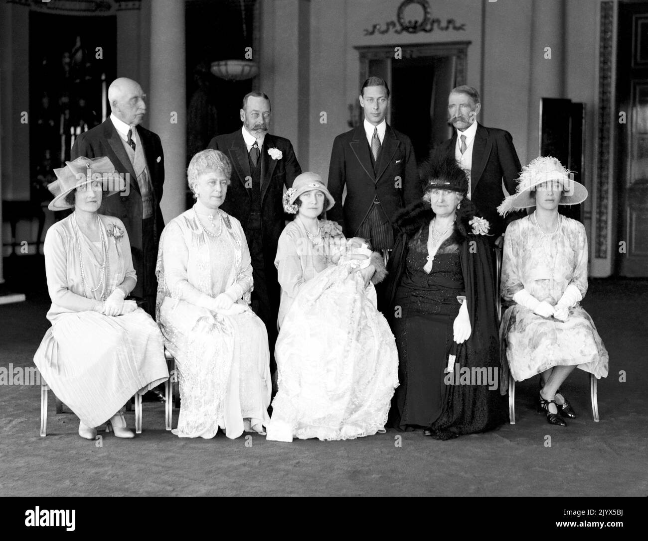 Photo du dossier datée du 20/04/1926 du groupe de baptême de la princesse Elizabeth, plus tard la reine Elizabeth II, (rangée arrière de gauche à droite) le duc de Connaught, le roi George V, le duc de York et le comte Strathmore. (Première rangée de gauche à droite) Lady Elphinstone, la reine Mary, la duchesse de York (plus tard la reine mère) avec la princesse Elizabeth, la comtesse de Strathmore et la princesse Mary. La Reine est décédée pacifiquement à Balmoral cet après-midi, a annoncé Buckingham Palace. Date de publication : jeudi 8 septembre 2022. Banque D'Images