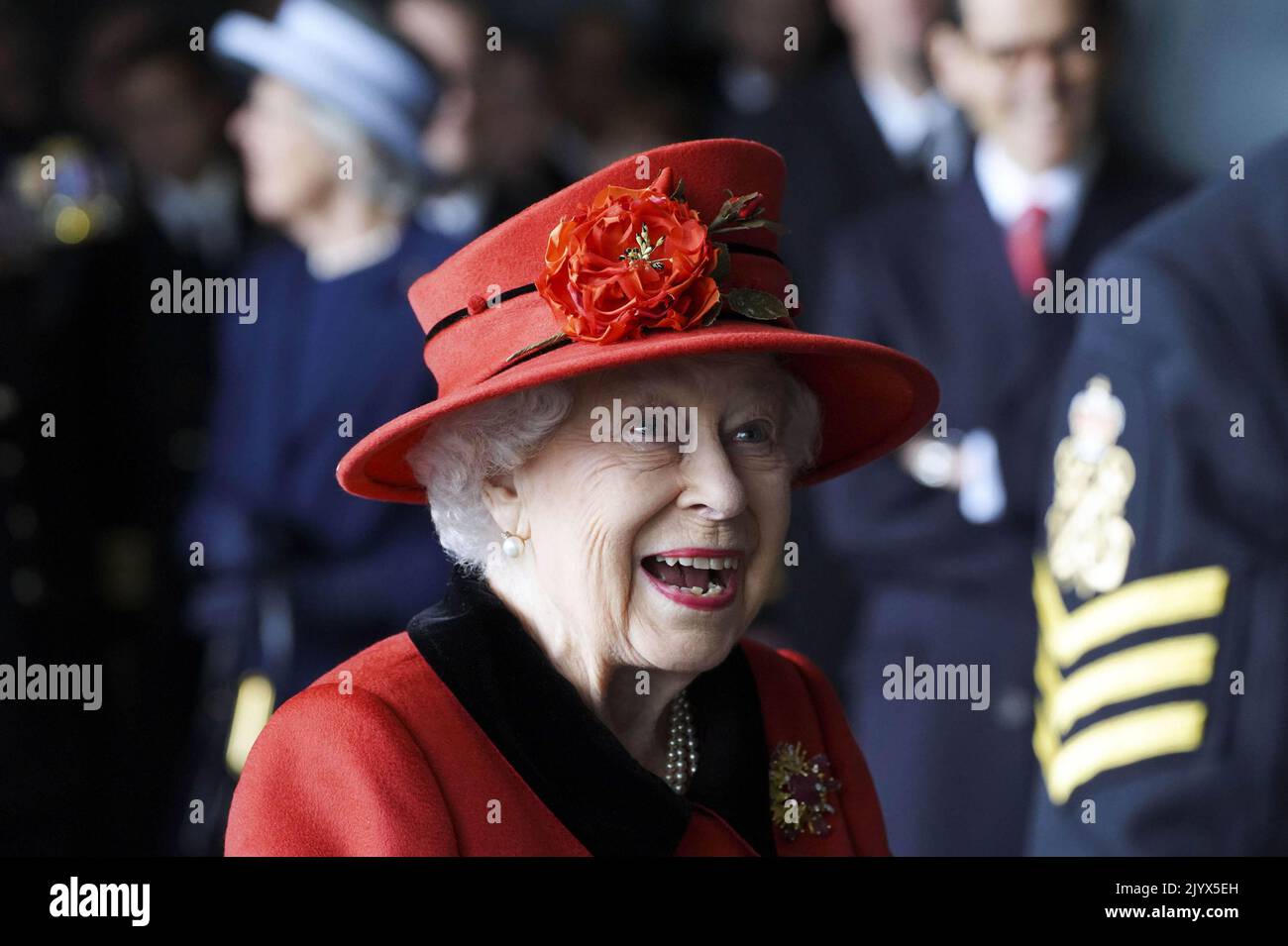Photo du dossier datée du 22/5/2021 de la reine Elizabeth II lors d'une visite au HMS Queen Elizabeth à la base navale de HM, Portsmouth, avant le déploiement inaugural du navire. La Reine est décédée pacifiquement à Balmoral cet après-midi, a annoncé Buckingham Palace. Date de publication : jeudi 8 septembre 2022. Banque D'Images