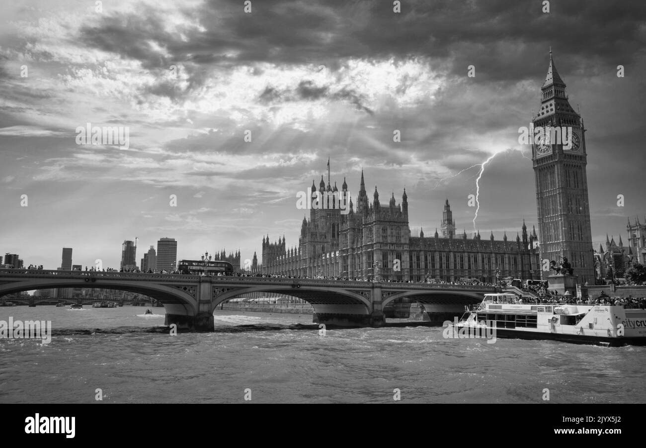 Big Ben et les chambres du Parlement sous Stormy Skys à Londres Banque D'Images