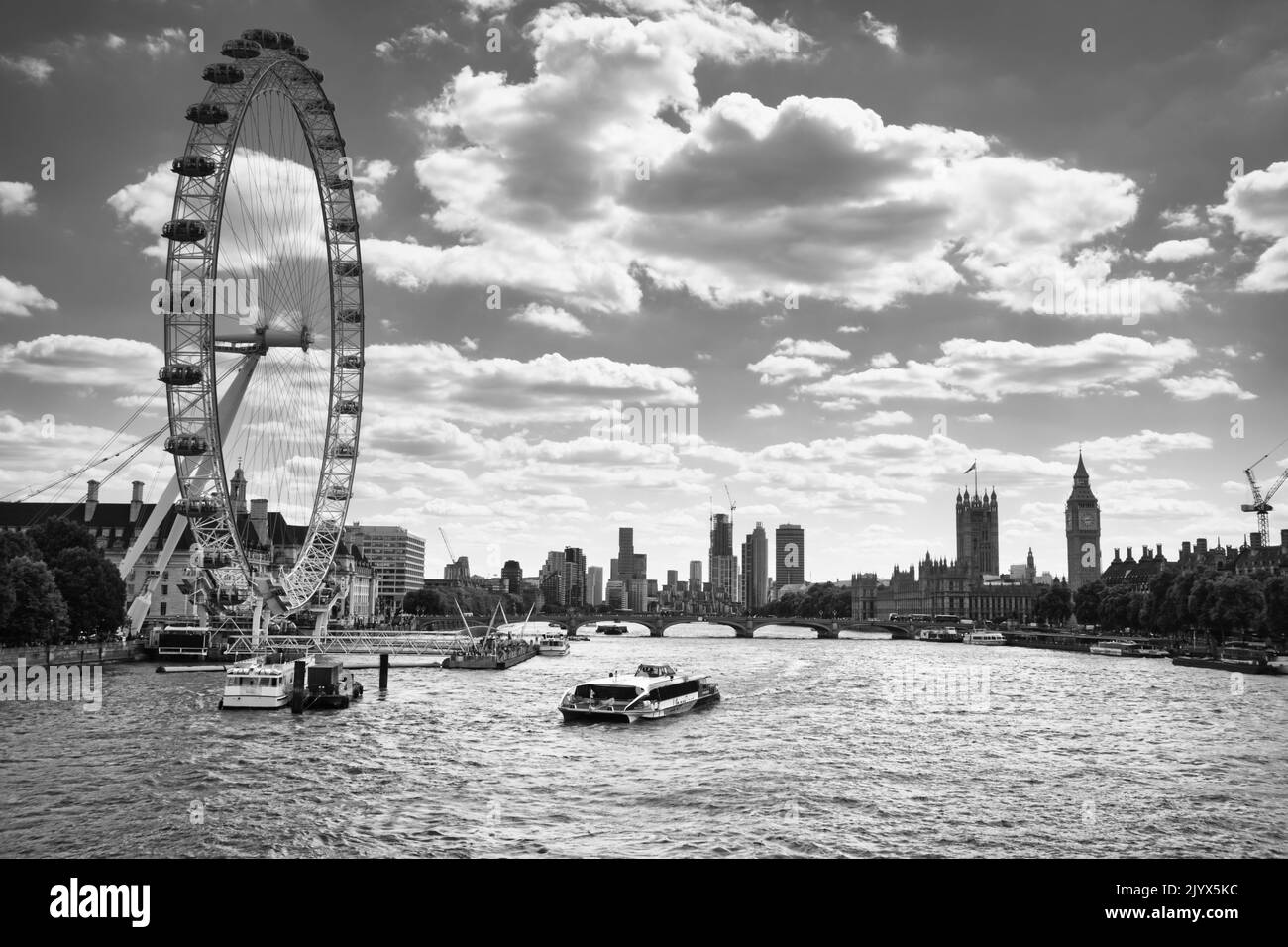 L'oeil de Londres et les chambres du Parlement. Le London Eye, ou roue du millénaire, est une roue d'observation sur la rive sud de la Tamise à l' Banque D'Images