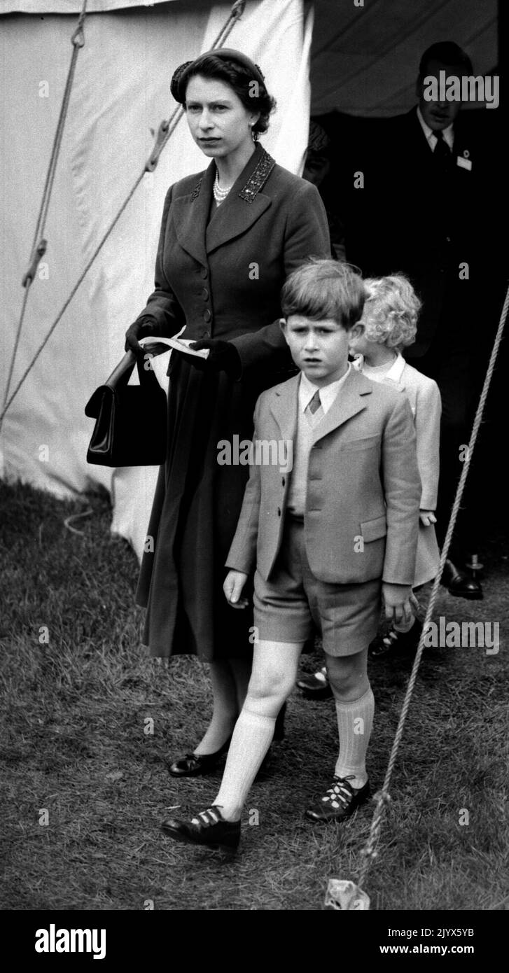 Photo du dossier datée du 14/05/1955, de Prince Charles et de la reine Elizabeth II au Royal Windsor Horse Show, Home Park, Windsor. La Reine est décédée pacifiquement à Balmoral cet après-midi, a annoncé Buckingham Palace. Date de publication : jeudi 8 septembre 2022. Banque D'Images