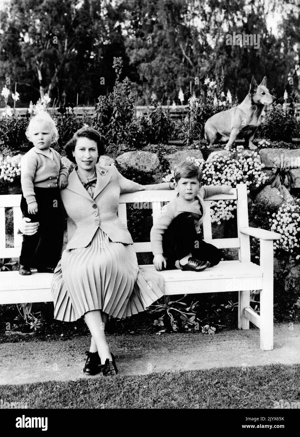 Photo du dossier datée du 29/04/1953 de la reine Elizabeth II avec le prince Charles et la princesse Anne sur un banc de jardin avec la corgi de la reine, Sue, à Balmoral, en Écosse. La Reine est décédée pacifiquement à Balmoral cet après-midi, a annoncé Buckingham Palace. Date de publication : jeudi 8 septembre 2022. Banque D'Images