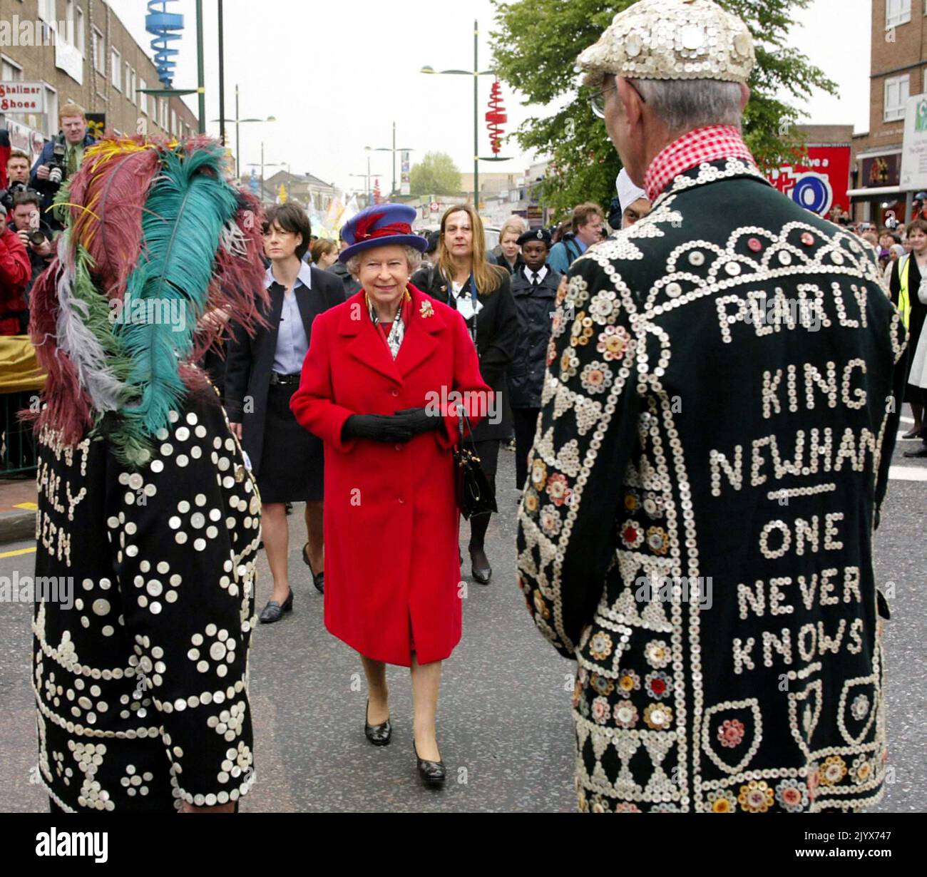 Photo du dossier datée du 09/05/2002 de la reine Elizabeth II rencontrant un roi et une reine pécher lors d'une visite à Green Street à Newham, dans l'est de Londres. La Reine est décédée pacifiquement à Balmoral cet après-midi, a annoncé Buckingham Palace. Date de publication : jeudi 8 septembre 2022. Banque D'Images