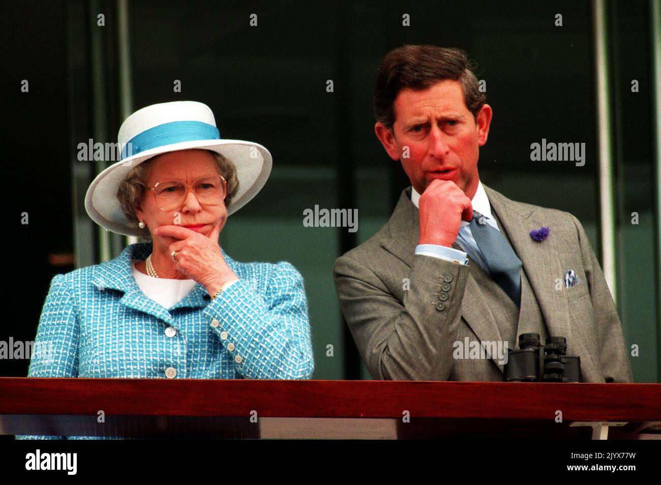 Photo du dossier datée du 02/06/1993 de la reine Elizabeth II et du prince Charles aux courses d'Epsom. La Reine est décédée pacifiquement à Balmoral cet après-midi, a annoncé Buckingham Palace. Date de publication : jeudi 8 septembre 2022. Banque D'Images